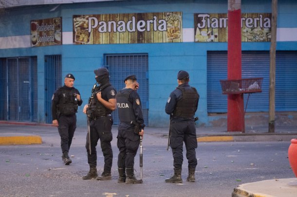 Mariana, vecina del Bajo Flores: "La policía y la gendarmería tienen temor de no ejercer porque los sacan del cargo, los suspenden"