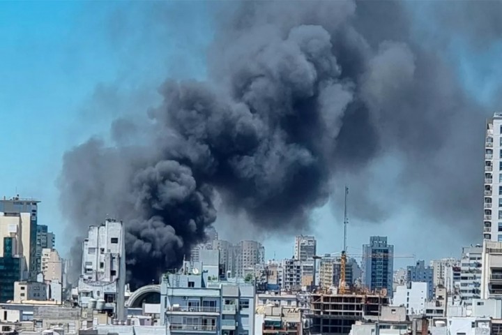 Feroz incendio en un depósito del Abasto: seis dotaciones de bomberos y 14 ambulancias trabajan en el lugar