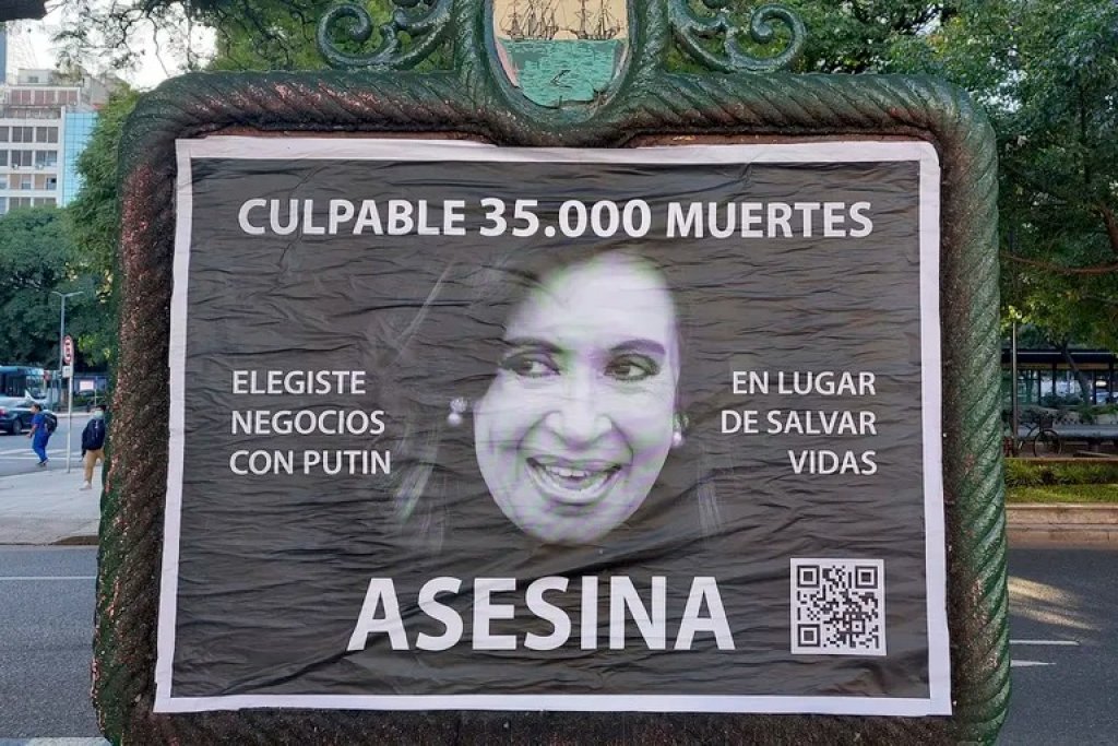 En medio de la interna, Alberto Fernández defendió a Cristina Kirchner tras la aparición de afiches en su contra