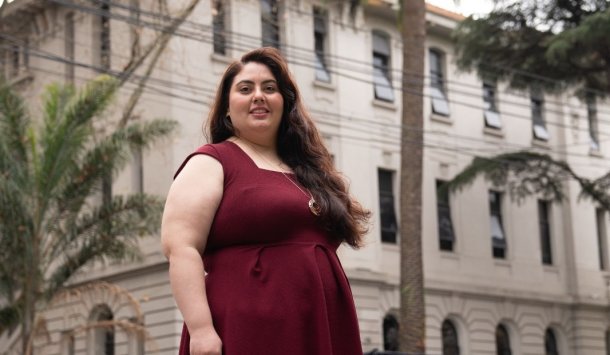 Yanina Verá es cantante lírica y se luce en bares y patios de comida: "Quiero llegar a las cárceles y villas para cambiar corazones"