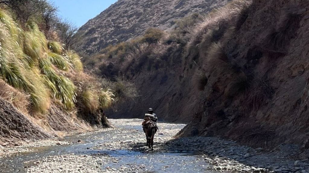 Mecoyita, el pueblo salteño sin luz ni agua: se alumbran con velas y depende de Bolivia para todo