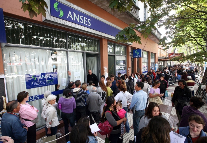 Jorge Colina, economista: “Un trabajador informal puede llevarse a su casa alrededor de $40 mil”