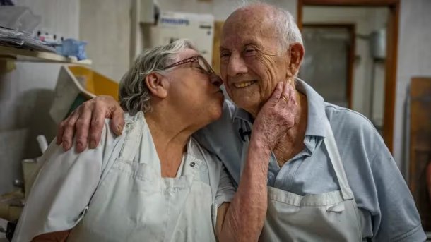 Julio y Lila están juntos hace 66 años y atienden una fábrica de pastas "Desde que me conoció, me agarró la mano y no me soltó más"