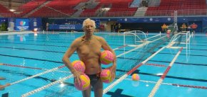 Tiene 71 a&ntilde;os y es cardi&oacute;logo, waterpolista y estudiante de un master en filosof&iacute;a