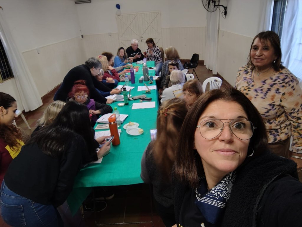 &quot;Interconectad@s&quot;, el manual de alfabetización digital para adultos mayores