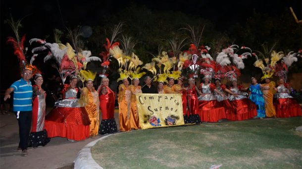 Néstor Brillada, coordinador de “Sueños de carnaval”, una comparsa que tiene todas mujeres mayores de 50 años: “La mayor tiene 74 y es la reina de este año”