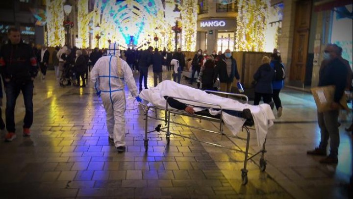 Un enfermero realizó una performance que dejó perpleja a media Málaga