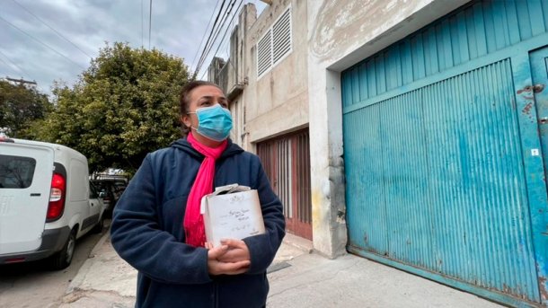 Trasladaba las cenizas de sus padres y se las robaron del auto