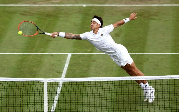 Wimbledon: Comesaña dio el batacazo de la primera ronda y eliminó a Rublev