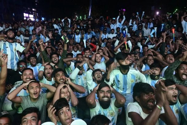 Santiago Montag, periodista argentino en Bangladesh: "Cuando llegué se me tiraban encima, quizás porque soy lo más cercano a Messi que pueden tener"