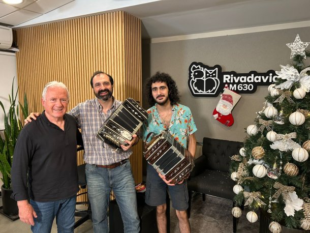 ¡Padre e hijo nos deleitan con su dueto de bandoneón!