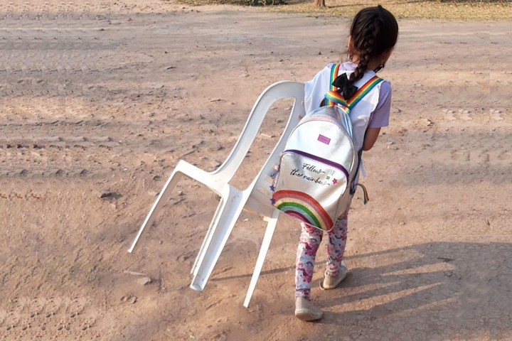 Chaco: la historia de Luz, la nena de 7 años que debió llevar su propia silla para el colegio