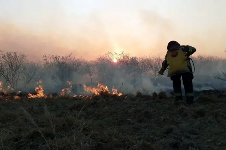 Incendios en Corrientes: las llamas se acercan a las viviendas