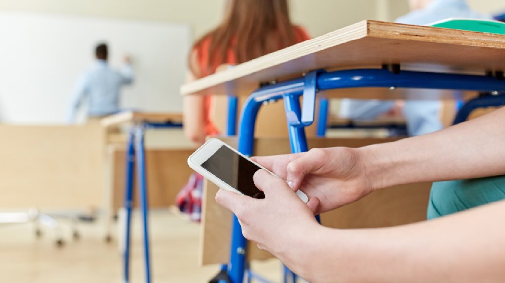 Prohíben celulares en el aula en la ciudad : &quot;Los argentinos tienen récord de distracción en clases de matemáticas&quot;