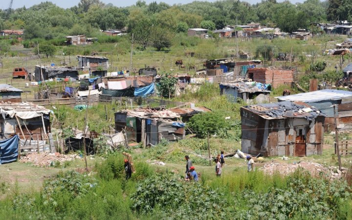 Incre&iacute;ble historia: la familia que vive dentro de un colectivo abandonado en La Matanza