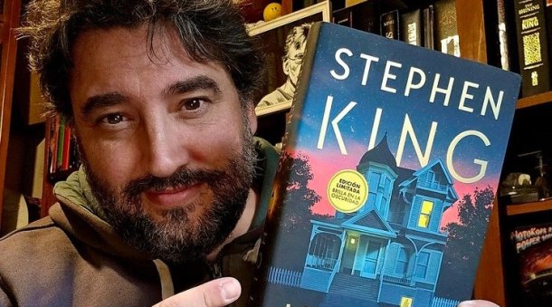 Es argentino y colecciona libros y objetos de Stephen King