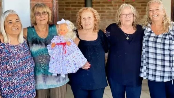 Recibió la muñeca que siempre deseó a los 69 años: “La peina, la abraza, volvió a su infancia”