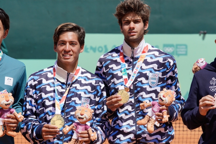 Es campeón olímpico juvenil de tenis y tiene que usar un colchón para entrenar