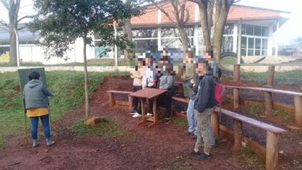 Por falta de espacio en la escuela armaron aula abajo de los árboles