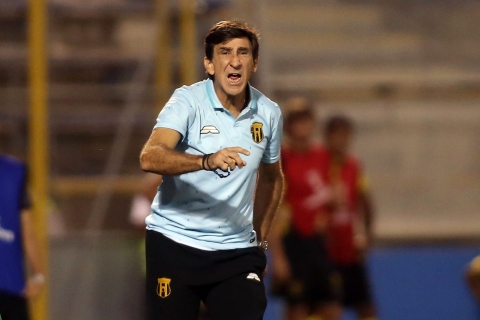 Gustavo Costas: "William Testillo es de los centrales de los que ya no hay"