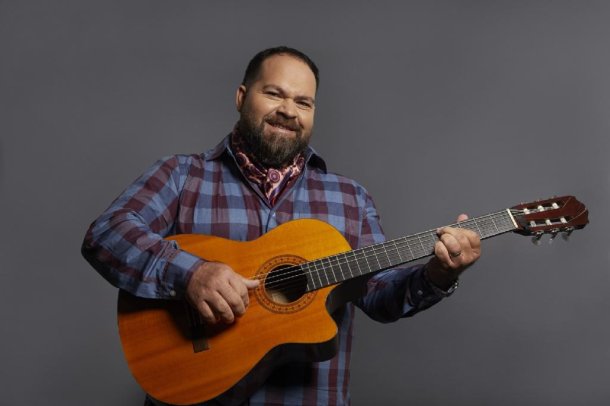Juan Fuentes vino a cantar al programa del Cholo Gómez Castañón