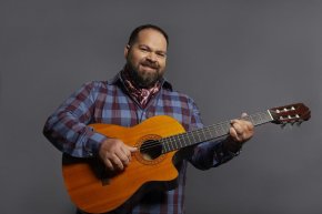 Juan Fuentes vino a cantar al programa del Cholo Gómez Castañón