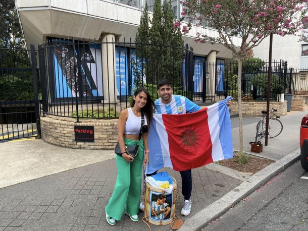 El argentino que llegó a la casa de los Messi en bici, fue recibido por Antonela y luego conoció a Lionel
