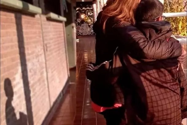 Le regaló un par de zapatillas a un alumno y el joven se las dio a su madrastra porque dijo que las necesitaba más que él