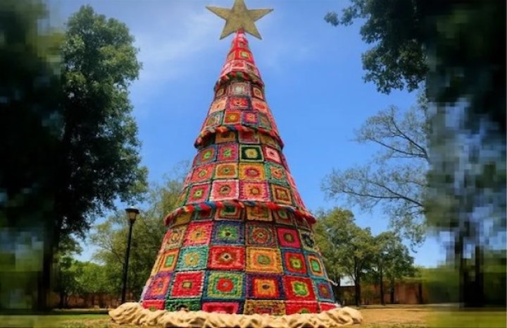 En Montecarlo, Misiones, tejieron un gran árbol de navidad con paños al crochet