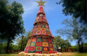 En Montecarlo, Misiones, tejieron un gran &aacute;rbol de navidad con pa&ntilde;os al crochet