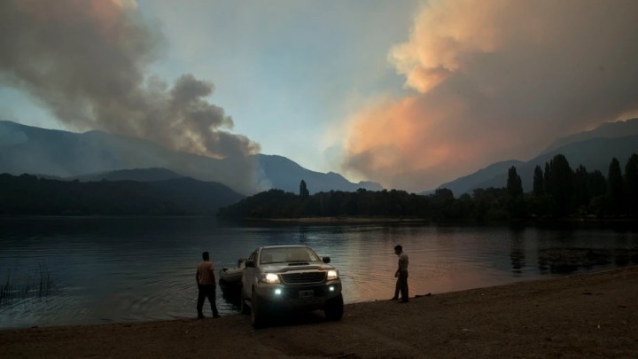 Prasparan una posible evacuación en El Manso por el incendio descontrolado