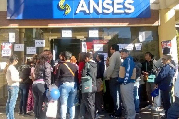 Una familia tipo gracias a los planes puede cobrar $208.500, más que un profesional