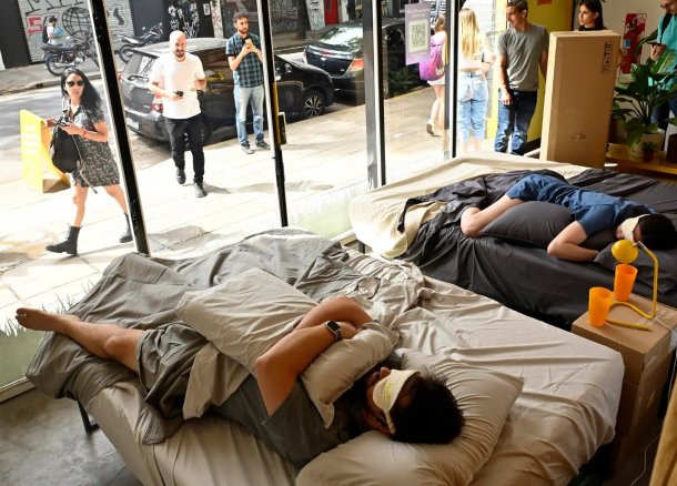 Ganó 10 mil pesos por dormir una siesta: "Volví a la mejor profesión de todas que es la siesta"