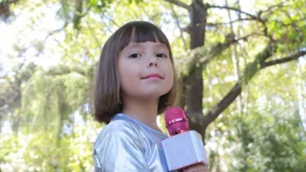 La nena de 7 años que quiere ser periodista, entrevista a famosos y ayuda a chicos enfermos