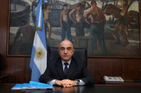 Alejandro Vilches: "Revisamos a cada uno de los médicos en el examen de residencias para detectar que no tengan cámaras ni anteojos"
