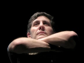Actúa, dirige y da clases de teatro en Buenos Aires y Madrid