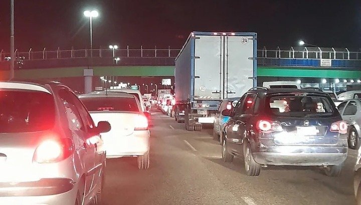 Caos de tr&aacute;nsito por un paro de transportistas en la autopista Buenos Aires &ndash; La Plata