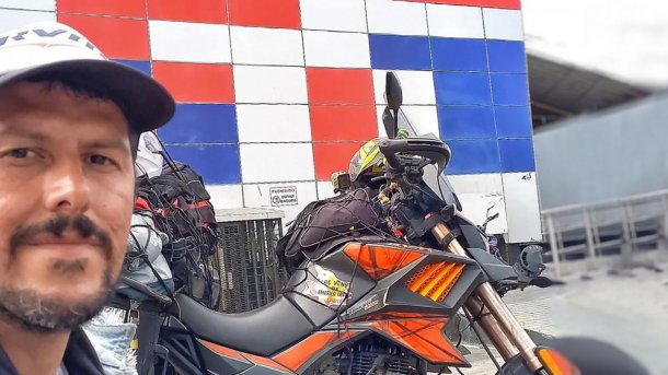 Es docente, viajó a Centroamérica en busca de nuevas formas de educación, se hundió un barco en el que viajaba y tuvo que naufragar. Perdió todo y pide ayuda para volver a Buenos Aires