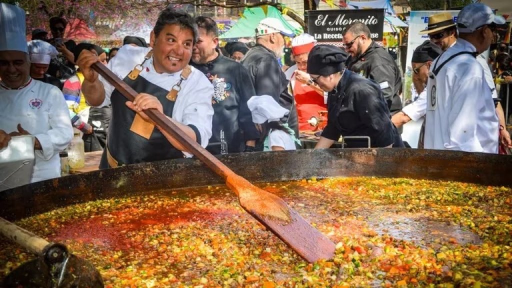 La historia del guiso con el chef que creó “El Morenito”, que sirve 4.000 porciones