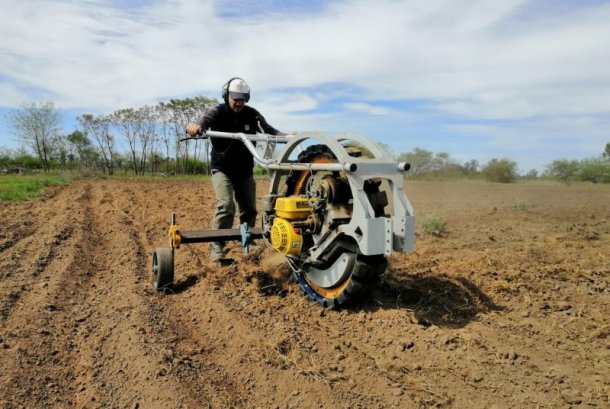 Chango: el microtractor que facilita las tareas a agricultores familiares