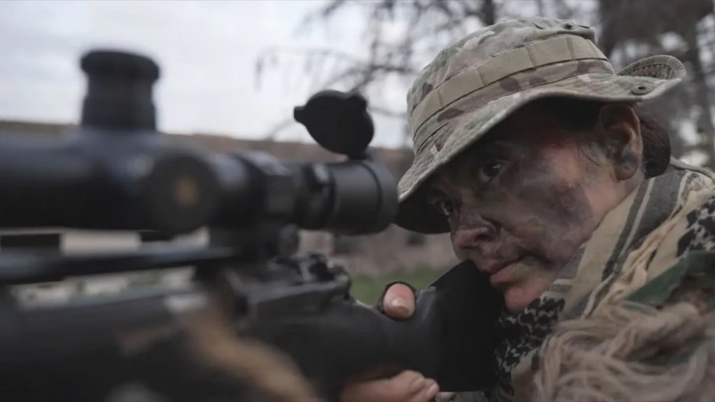 La primer francotiradora en las Fuerzas Armadas