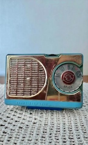 Es jubilado y se dedica a reparar radios y relojes antiguos