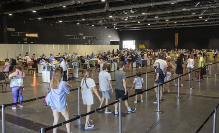 Covid-19: eval&uacute;an considerar positivos a los contactos estrechos con s&iacute;ntomas sin testear