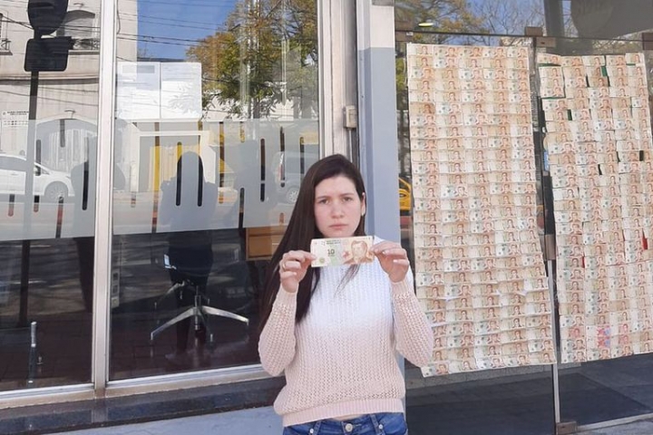 Fiona Cavazzon, la precandidata que empapeló el Banco Nación con billetes de $10: &quot;Lo hice para hacer pedagogía de lo que causa la inflación&quot;