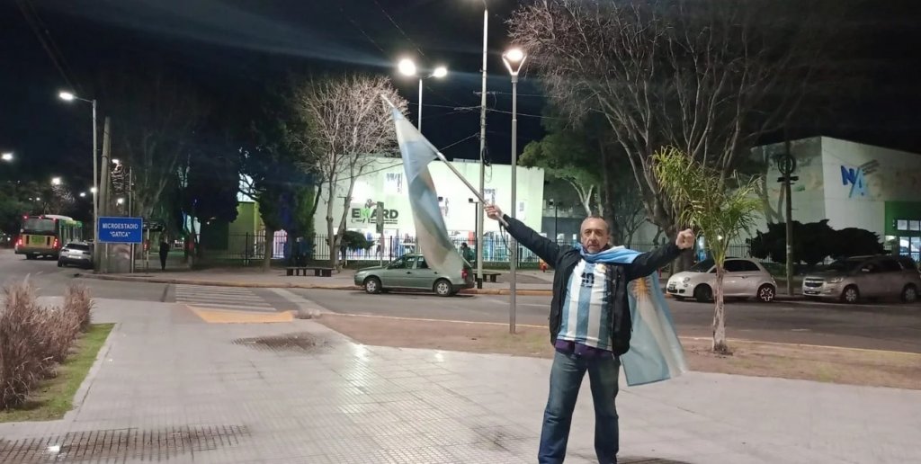 Festeja todos los días el Mundial en una esquina de la Ciudad