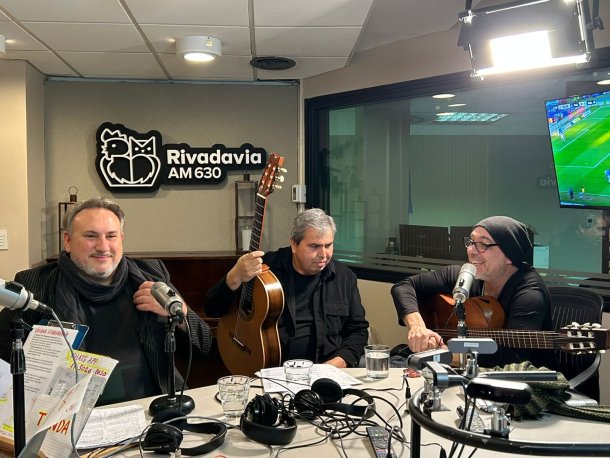 Los músicos de "Troylo Delay" vinieron al estudio de Radio Rivadavia a tocar unos tangos