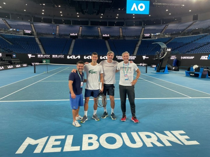 Djokovic se entrenó tras su liberación: &quot;Me quiero quedar y competir en el Abierto de Australia&quot;