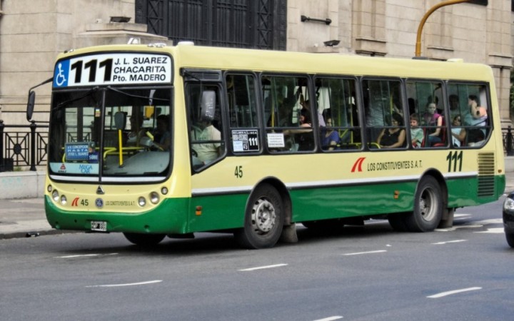 Lo atropelló un colectivo y salió ileso