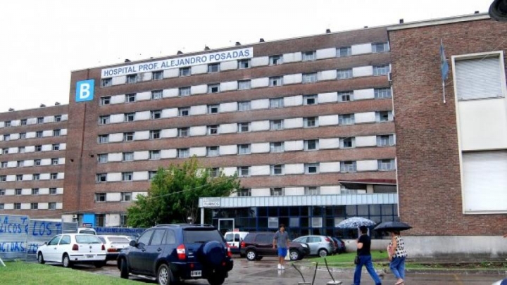 Acompañó a su madre a vacunarse en el Hospital Posadas, las hicieron esperar horas en una carpa y solo les ofrecieron un vaso de agua caliente 