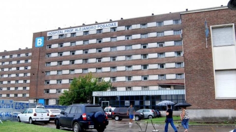 Acompañó a su madre a vacunarse en el Hospital Posadas, las hicieron esperar horas en una carpa y solo les ofrecieron un vaso de agua caliente